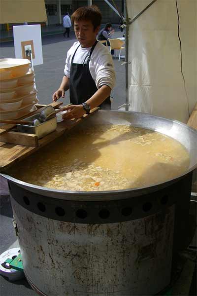 1mの大鍋を使った豚汁