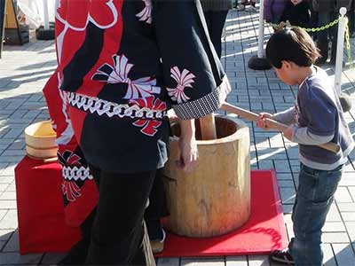 お子様の餅つき体験