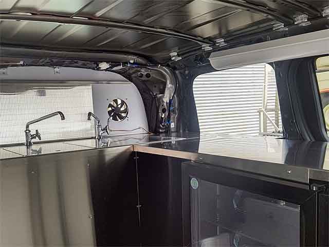 Healthywinestyle様キッチンカー 車両内部