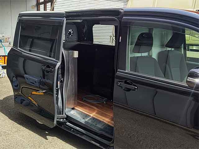 Healthywinestyle様キッチンカー 運転席側