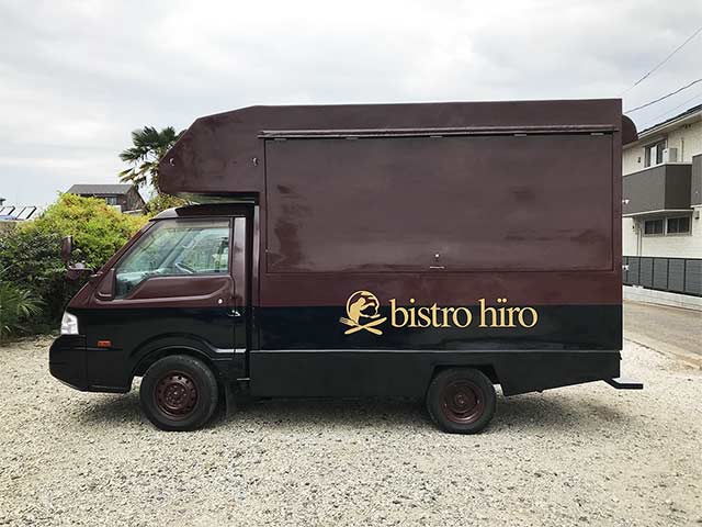 bistro hiro 様キッチンカー 側面（跳ね上げ式販売窓閉鎖時）