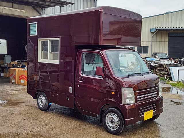 ドン・パニーニ様キッチンカー 正面〜運転席側