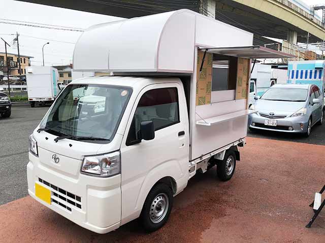 ファビュラボ様キッチンカー 正面〜販売面（オープン時）