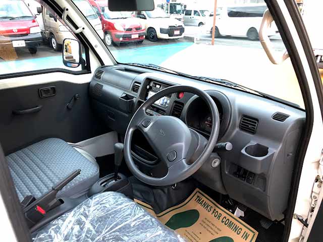 食品メーカー様冷蔵車 運転席