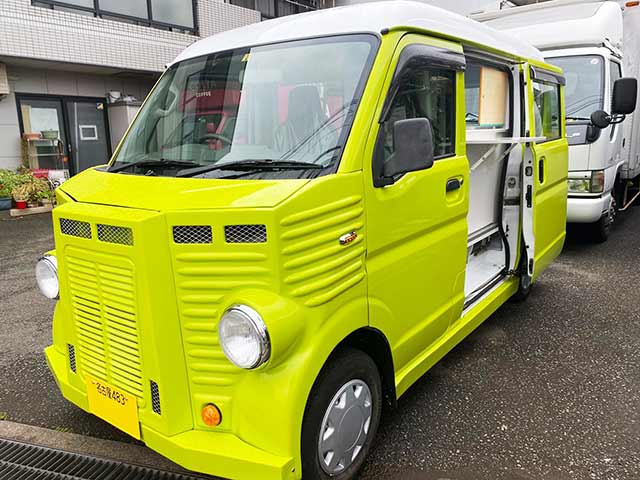 グリーンカフェ様キッチンカー 正面〜販売面