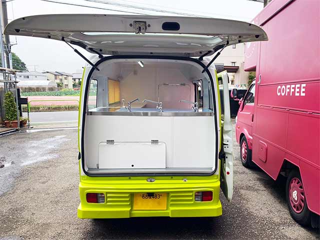 グリーンカフェ様キッチンカー 背面（オープン時）