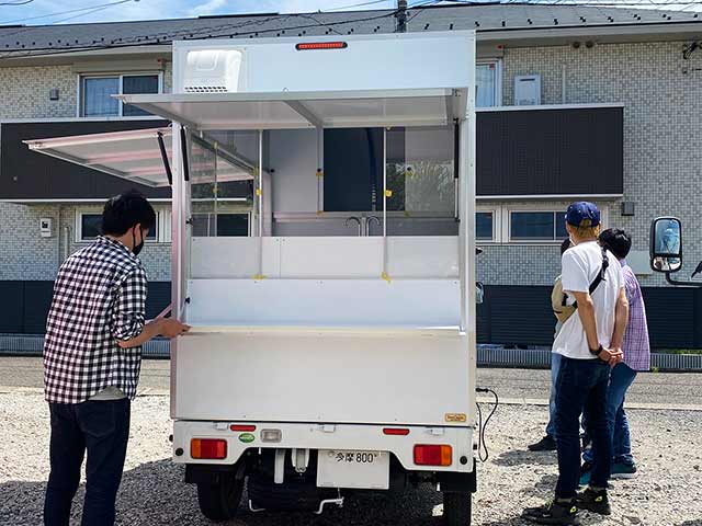 熊田様キッチンカー 背面（オープン時）