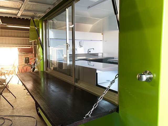 日比谷松本楼様キッチンカー 跳ね上げ式販売面（外部カウンター）