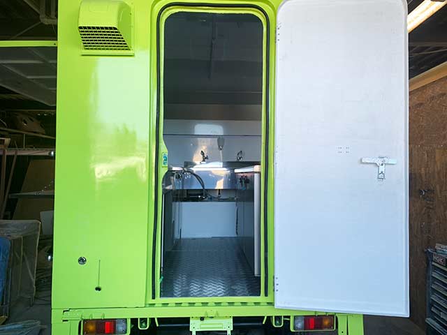 日比谷松本楼様キッチンカー 背面