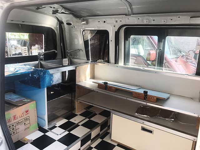 飲食店様キッチンカー　車両内部