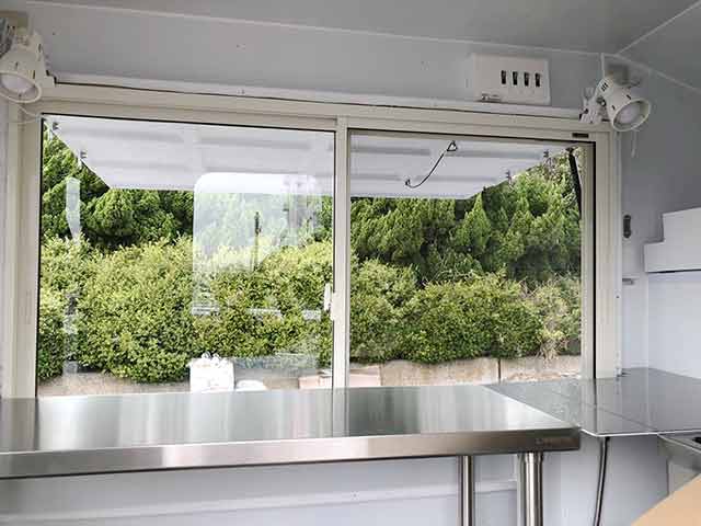 Sweet Diary様キッチンカー 販売窓