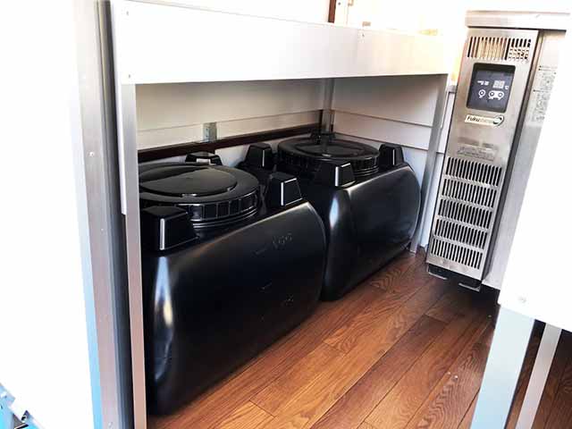 高間様キッチンカー 上下水道タンク