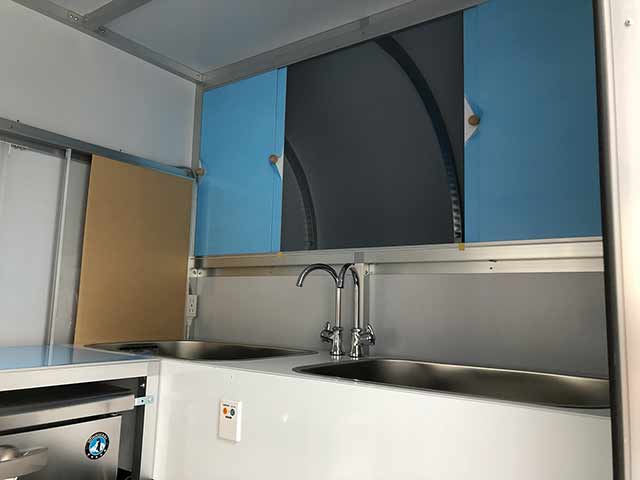 高良様キッチンカー 収納棚、2槽シンク