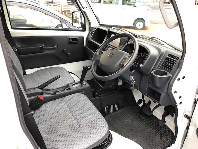 高良様キッチンカー 運転席