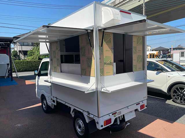 安田様キッチンカー 背面〜販売面