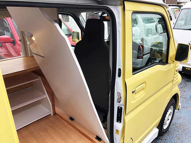 ヨガインストラクター様キッチンカー 仕切板が倒せるので運転し易いです
