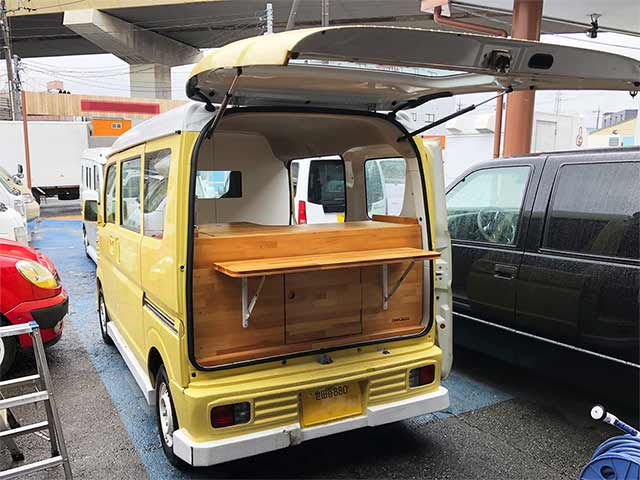 ヨガインストラクター様キッチンカー 背面