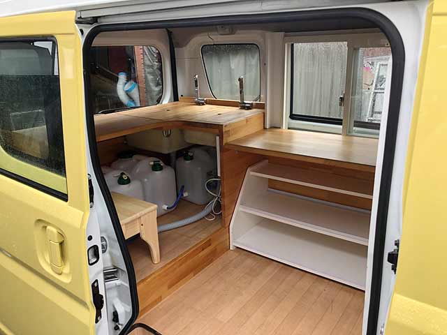 ヨガインストラクター様キッチンカー 車両内部