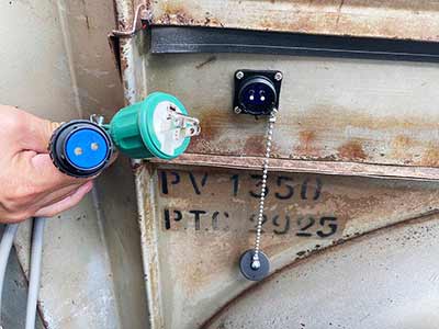 外部電源引き込み口