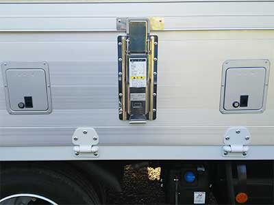 外部ケーブル引き込み口