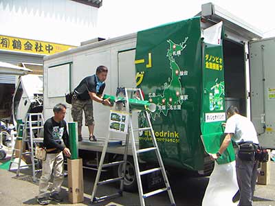 キッチンカーラッピングの様子の写真