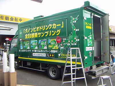 キッチンカーラッピングの様子の写真