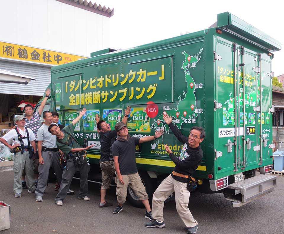 ラッピング完成時の写真(従業員がラッピングした車両を紹介)