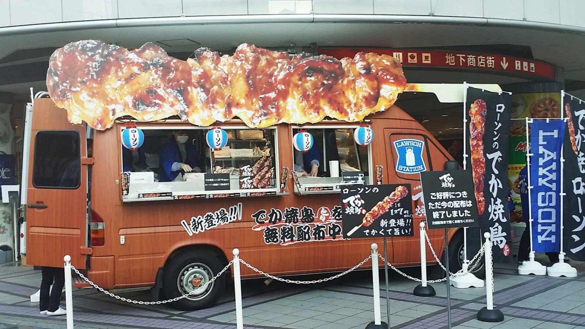 屋根にでか焼き鳥を掲げたベンツ２号