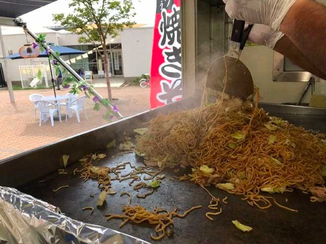 キッチンカーで作る焼きそば