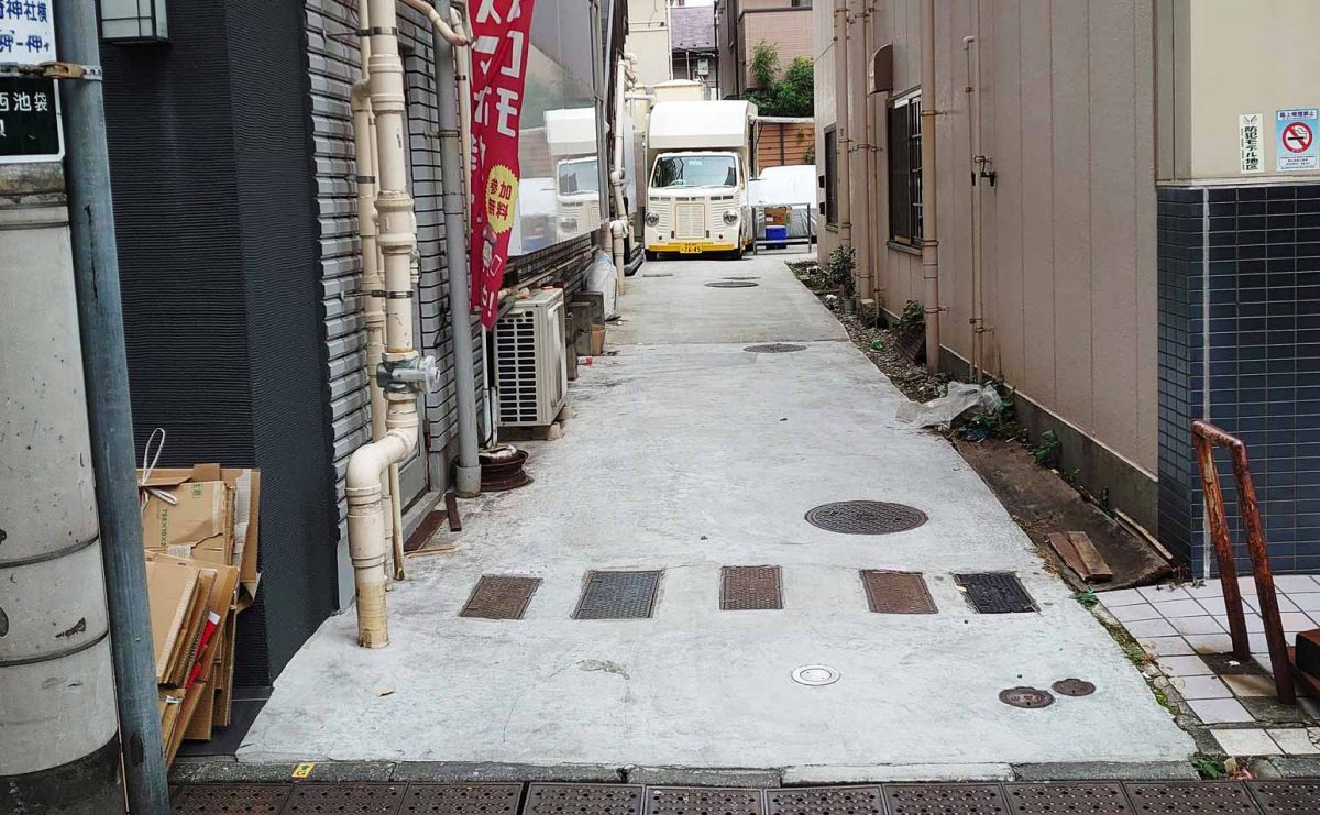 細い路地にも入ることが出来る小型車のシトロエンフェイス