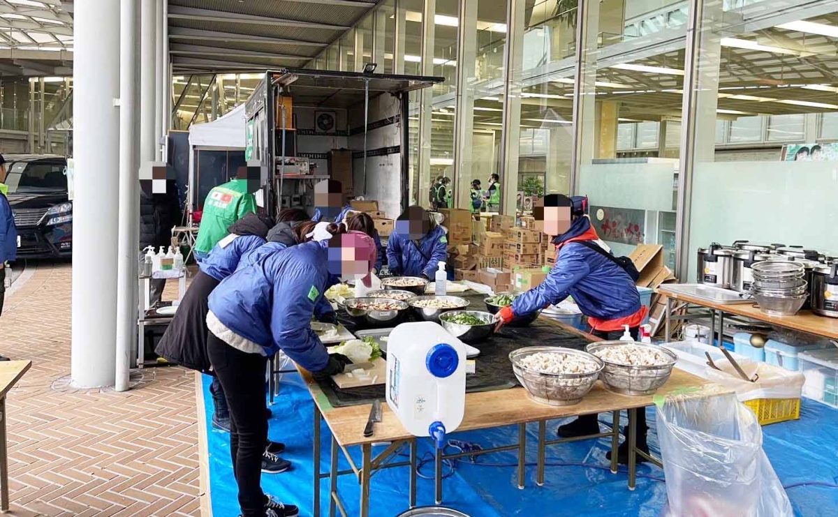 各地から集まった支援チームの炊き出し風景